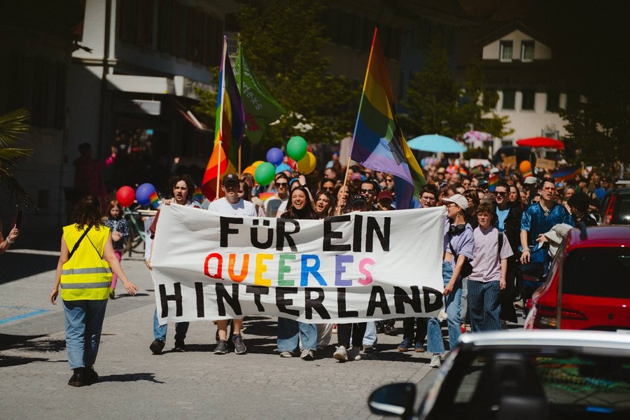 Pfäffikon demonstriert gegen Kündigung eines schwulen Lehrers
