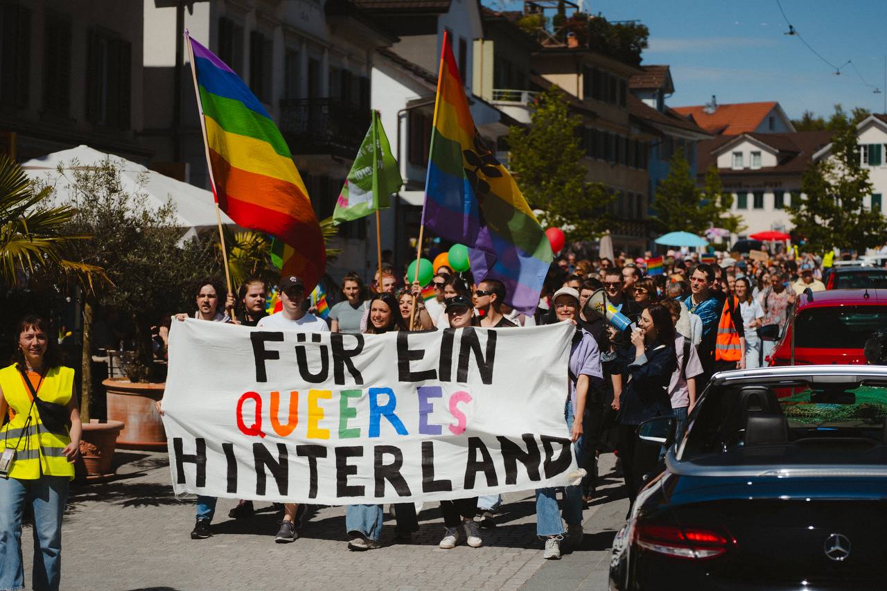 Pfäffikon demonstriert gegen Kündigung eines schwulen Lehrers