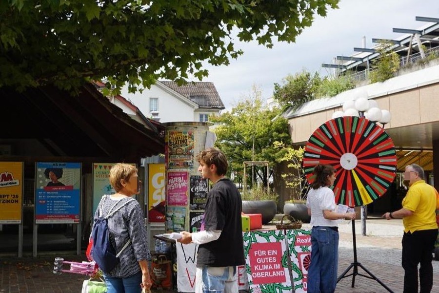 Auf der Strasse für eine gerechte Zukunft – die JUSO ZO im Gespräch mit der Bevölkerung