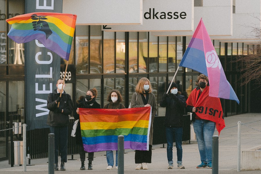 Wir verurteilen die queerfeindliche Entlassung eines schwulen Lehrers in Pfäffikon