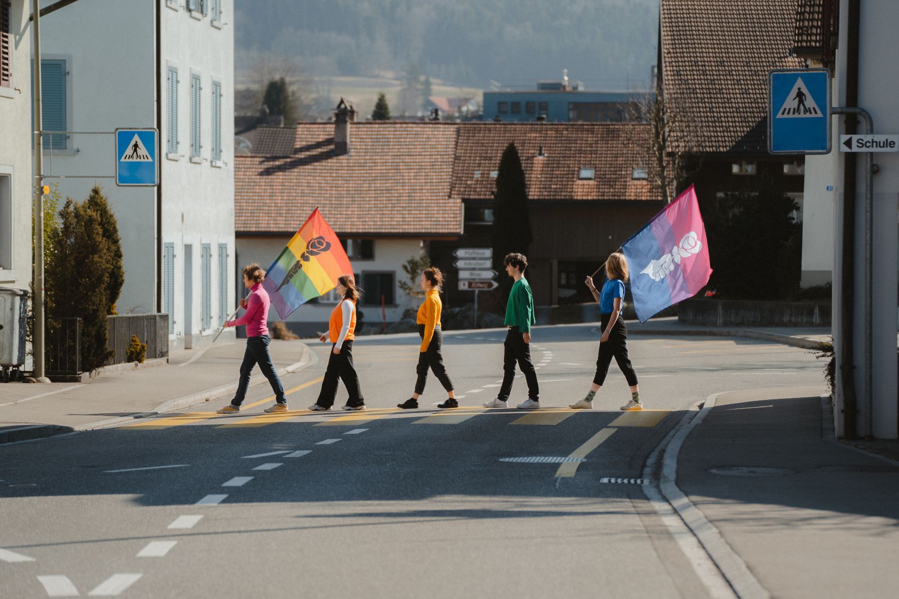 Mit Regenbogenfarben ziehen die Aktivist*innen durch Weisslingen