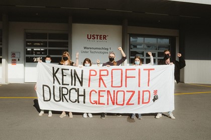 "Kein Profit mit Genozid" steht auf dem Transparent der Aktivist*innen