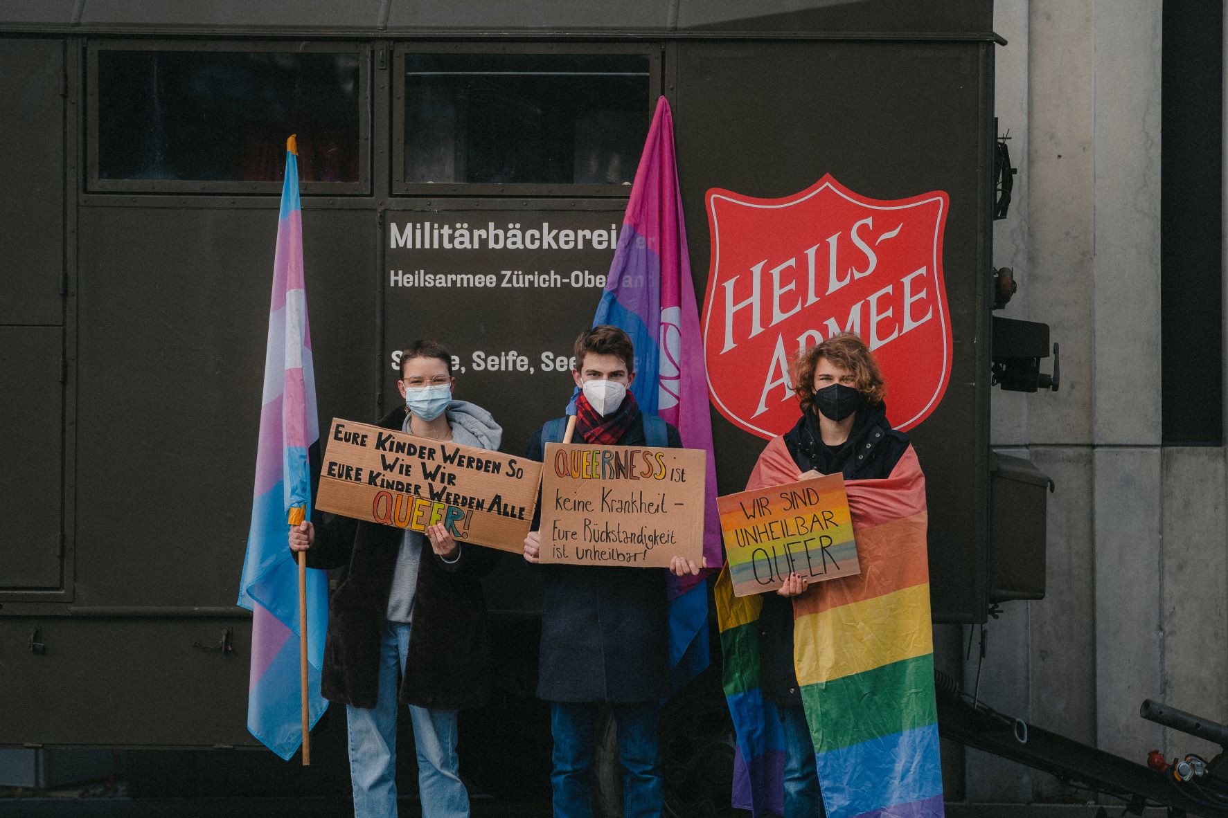 Mit viel Farbe protestiert die JUSO Zürcher Oberland gegen die Praktiken der Heilsarmee