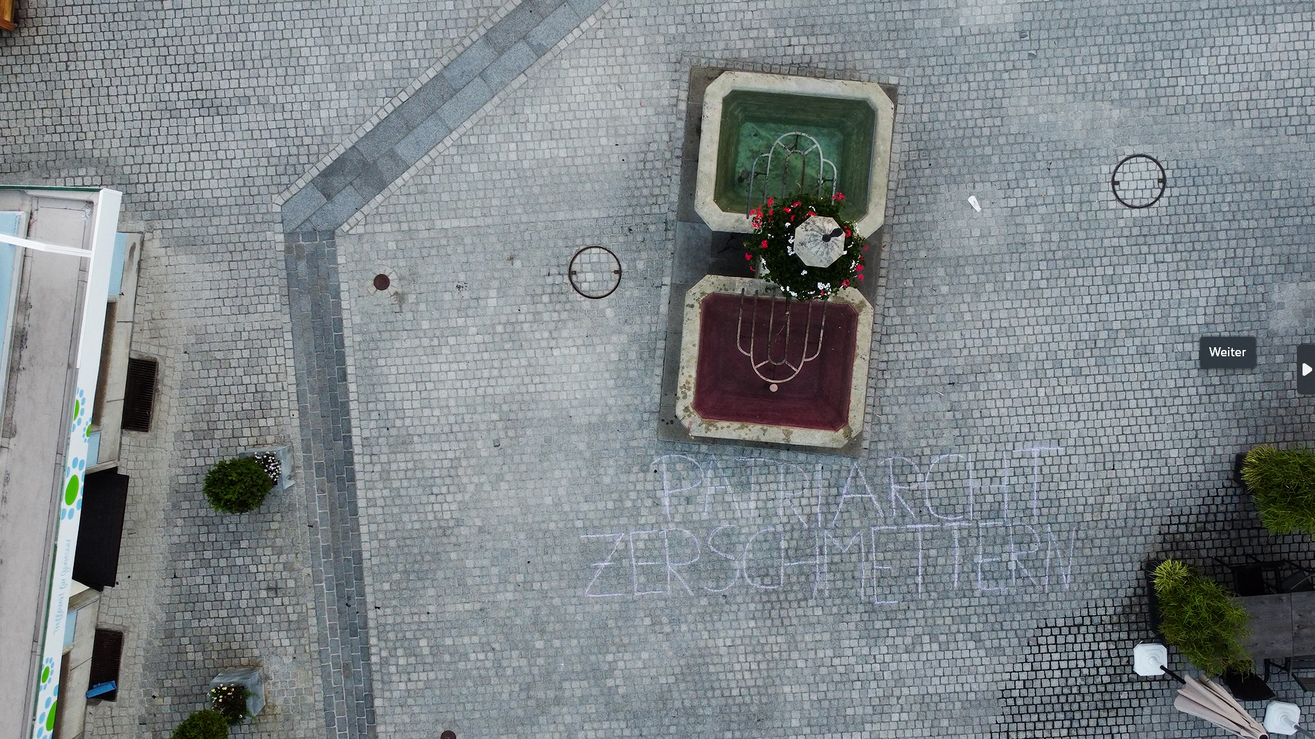 In Pfäffikon steht "Patriarchat zerschmettern" neben dem rot gefärbten Brunnen