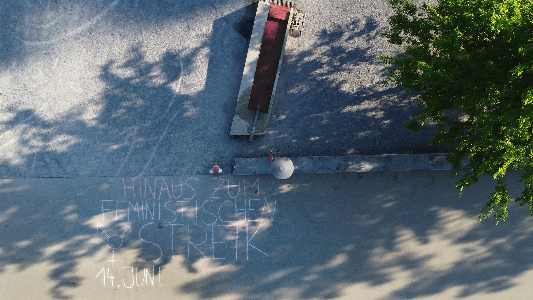 "Hinaus zum feministischen Streik" steht in Uster
