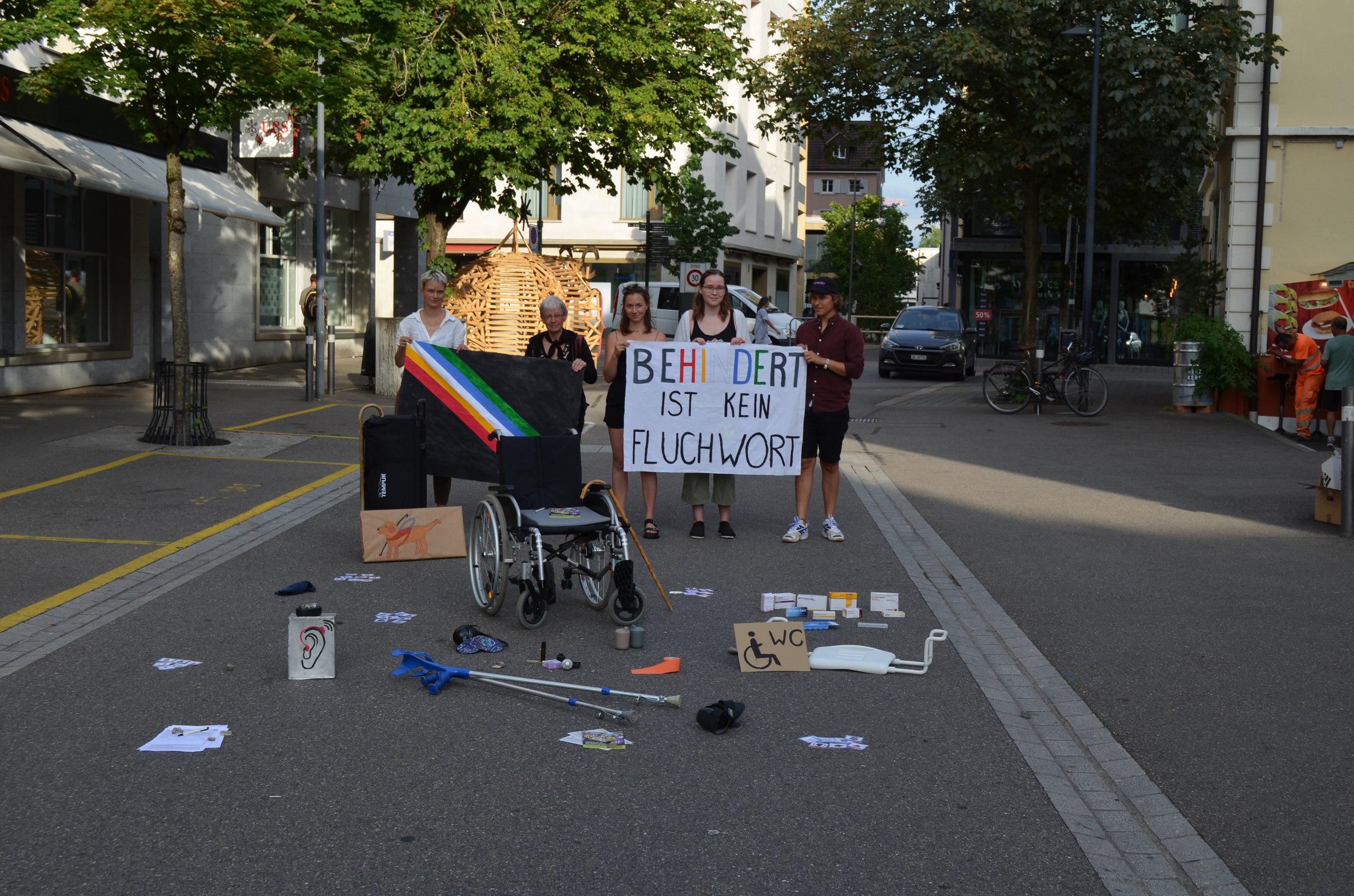 Aktivist*innen der JUSO machen auf die Forderungen von Menschen mit Behinderung aufmerksam